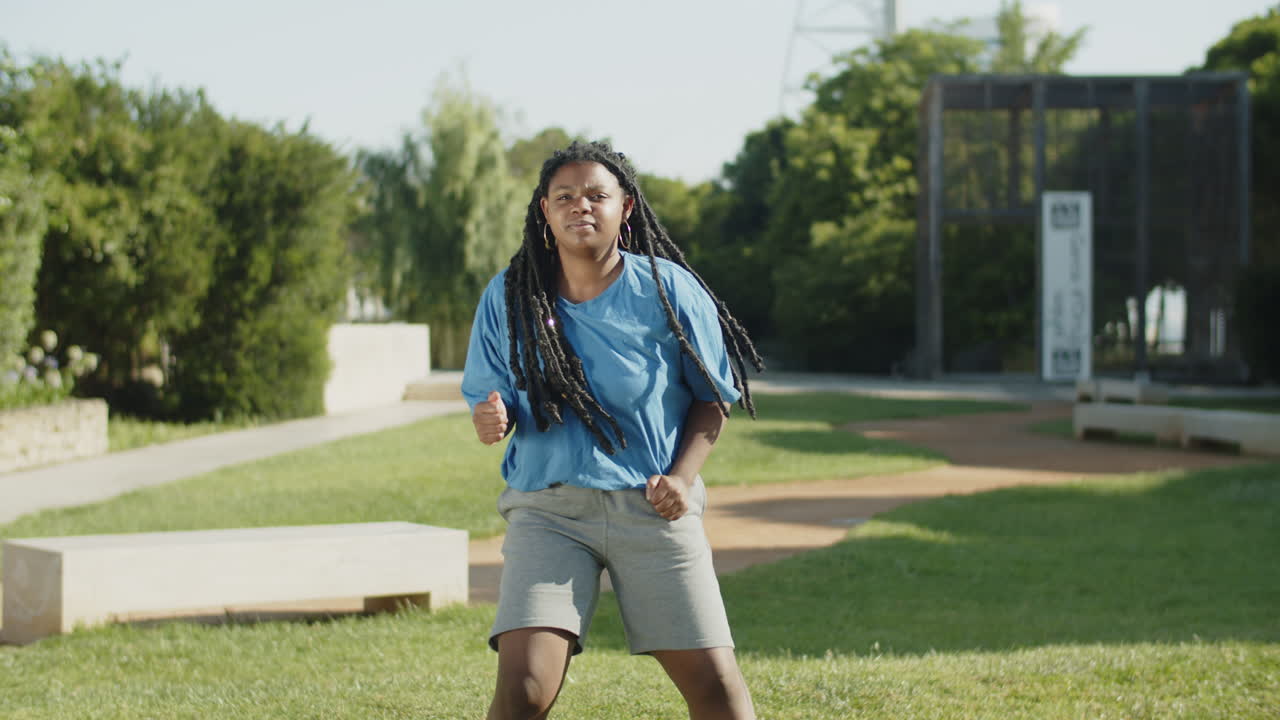 disparo de seguimiento de una mujer corriendo de un lado a otro en el parque de verano