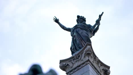 monumento a la libertad en el centro de ruse