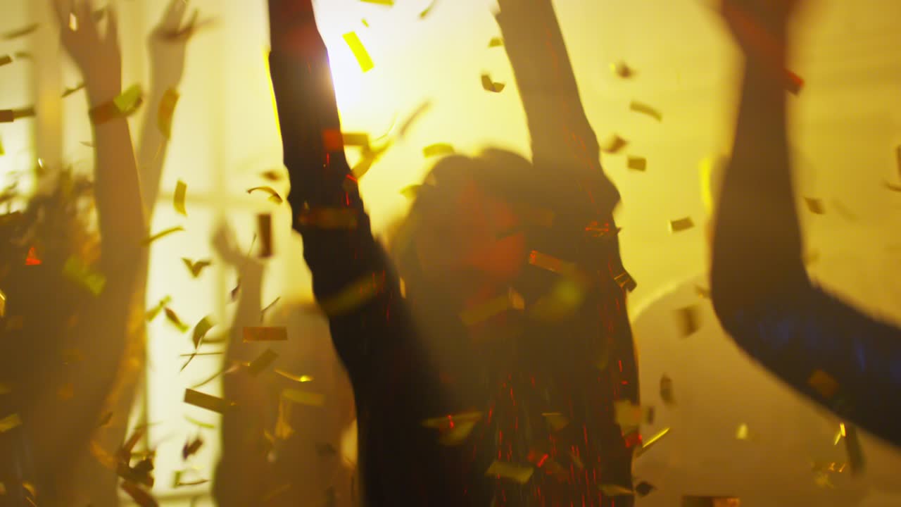 confeti cayendo sobre la multitud de fiestas