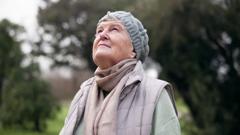 anciana, meditación y calma en el parque