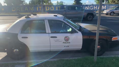los coches de policía responden a la llamada al 911