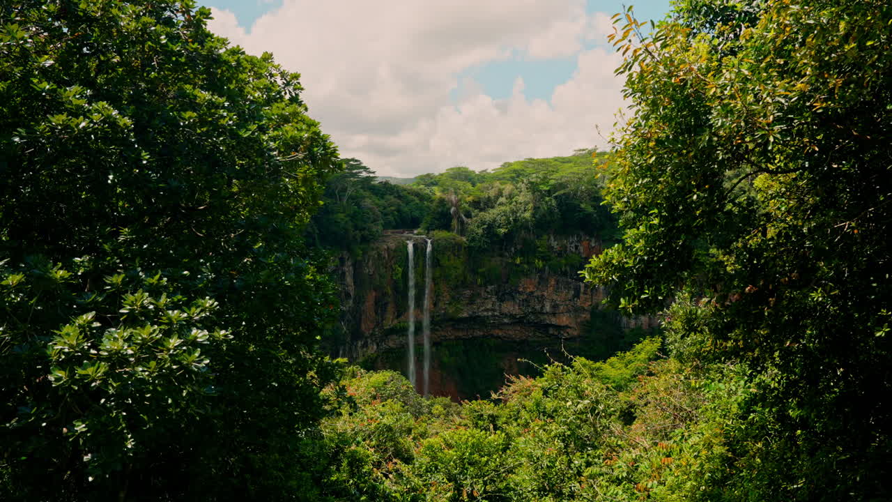 catarata de chamarel en la isla de mauricio desde un punto de vista alto