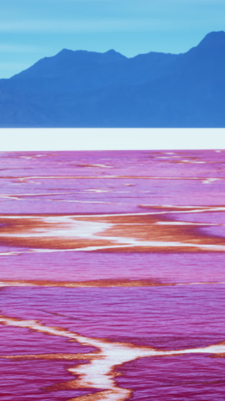 배경에 산이 있는 사막의 분홍색 호수