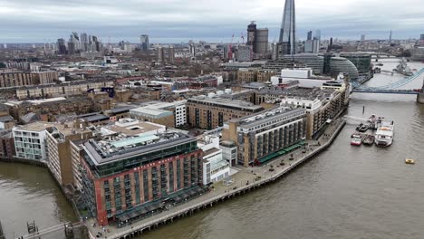 Butler&#39;s-Wharf-Gebäude-Shad-Thames-London-Drohne,-Luftaufnahme-Zurückziehen-Drohne-Luftaufnahme-Rückwärtsdrehen-Enthüllen