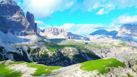 Los-Hermosos-Acantilados-Rocosos-De-Tre-Cime-Di-Laverado