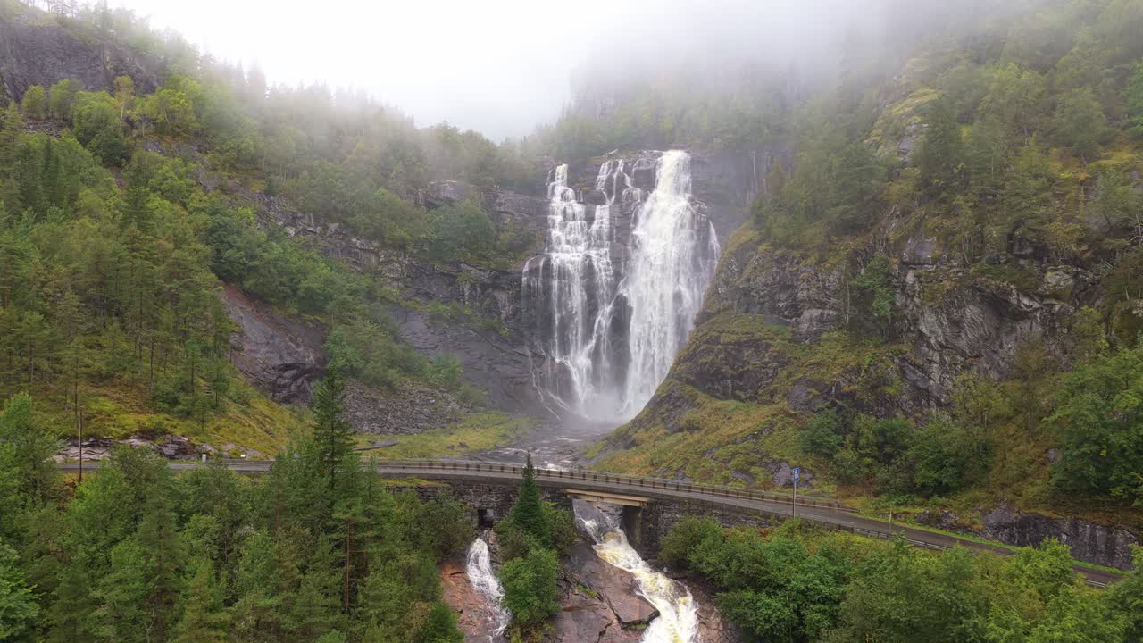 Záběr dronem na vodopád Skjervefossen pod dramatickými mraky, Norsko
