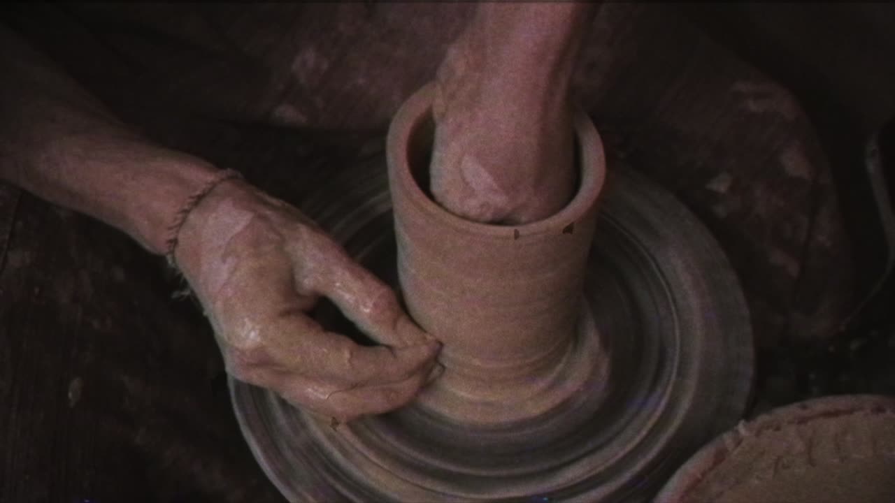 el alfarero hace una jarra de arcilla. efecto vintage. un hombre hace un jarrón en la rueda de un alfarero