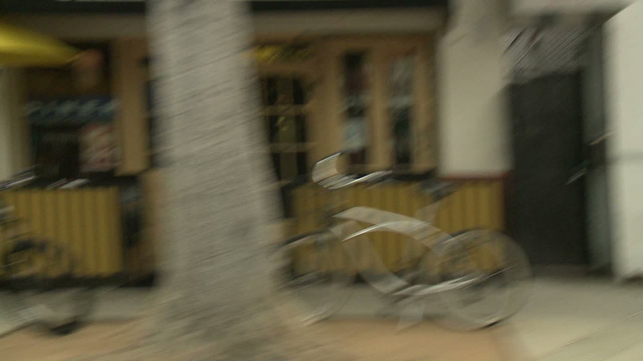 사이드 윈도우 2를 통해 보이는 산타모니카 캘리포니아의 거리를 따라 자동차가 이동합니다.