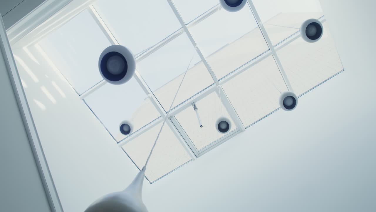 interior de casa moderno con claraboya y iluminación colgante