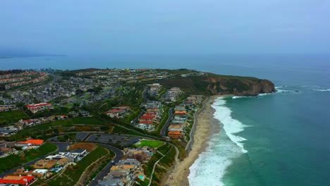 disparo de drones que se alejan de salt creek beach en dana point ca