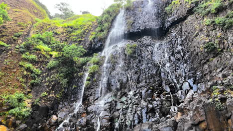 Schwenk-Up-Aufnahme-Des-Faszinierenden-Amboli-Wasserfalls,-Sindhudurg,-Konkan,-Maharashtra,-Indien,-4k