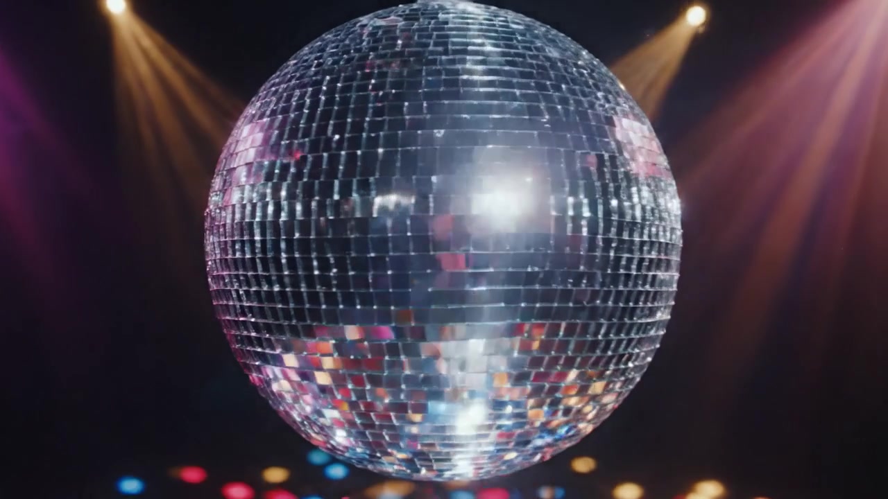 En Hypnotiserende Diskokugle, der Oplyser et Dansegulv med Farverige Lys og Reflekterende Overflader, Skaber en Levende Atmosfære til en Energisk Festscene
