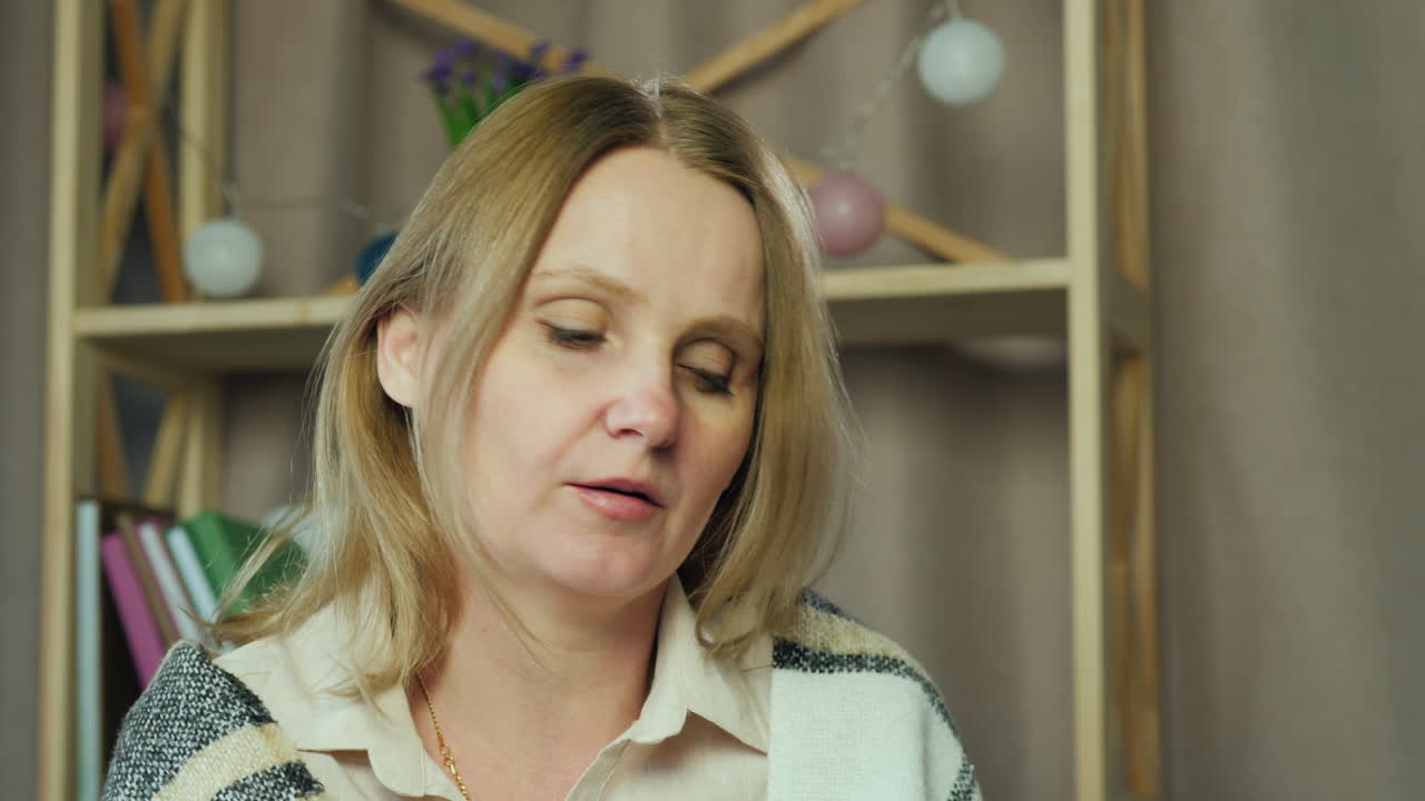 uma mulher fria fala sobre seus sintomas