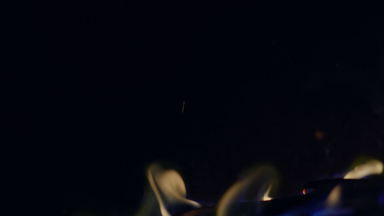 toma a cámara lenta de llamas y brasas en una chimenea