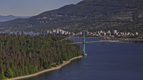 Vancouver-BC-Canadá-Paso-Elevado-Aéreo-V77-Que-Captura-El-Tráfico-En-El-Puente-Lions-Gate-Que-Une-El-Parque-Stanley-Y-La-Costa-Norte-Sobre-La-Ensenada-De-Burrard-Y-Las-Vistas-De-Las-Montañas-Del-Oeste---Filmado-Con-Mavic-3-Pro-Cine---Julio-De-2023