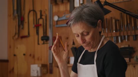 Gitarrenbauerin-Bei-Der-Arbeit-In-Ihrer-Werkstatt