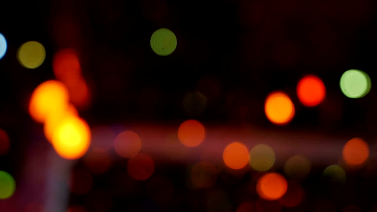 las luces de la fiesta brillan en varios colores