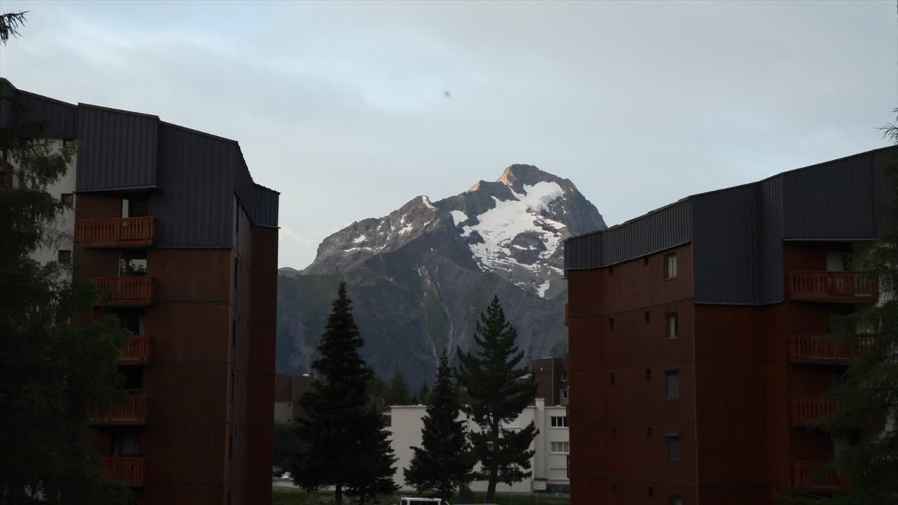 timelapse del amanecer en roche de la muzelle, las nubes te permiten ver algunos rayos del sol