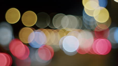 semáforos borrosos en diferentes colores por la noche con bokeh redondo