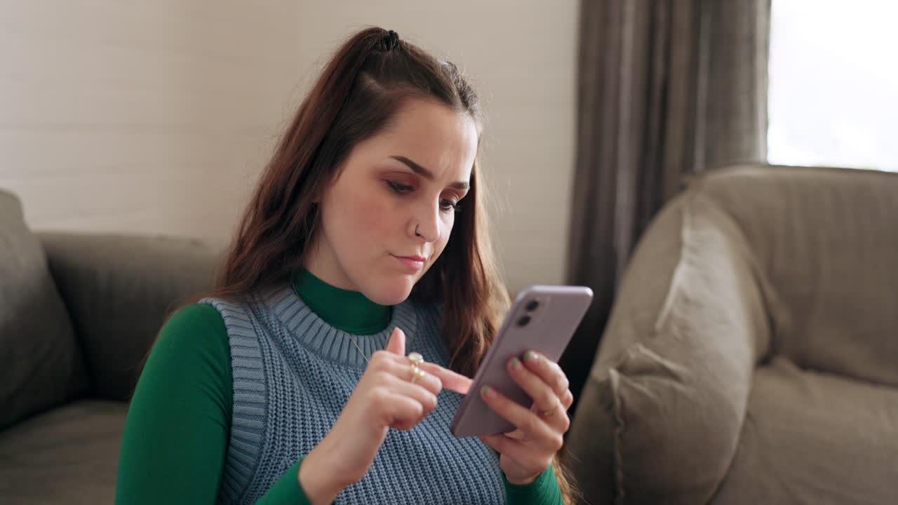 teléfono, confundido y mujer joven en la sala de estar