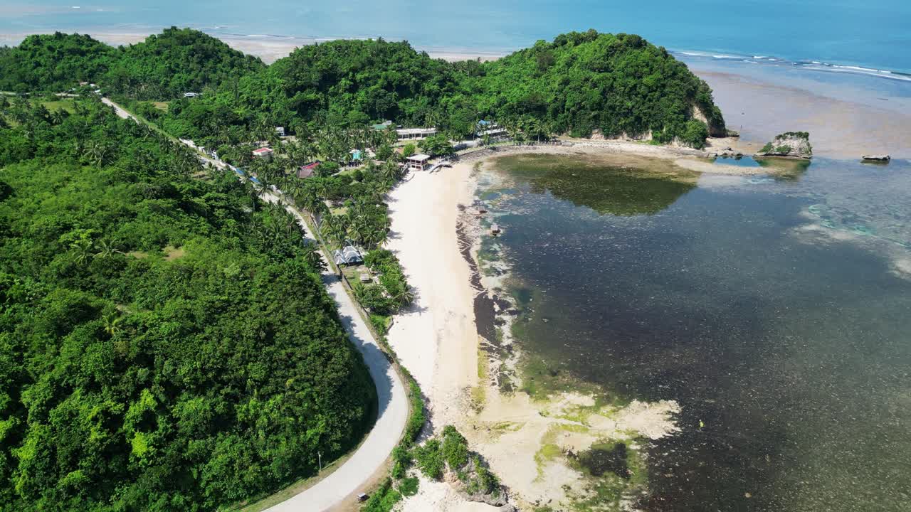 twin rock resort en virac, catanduanes con follaje exuberante y aguas claras, vista aérea