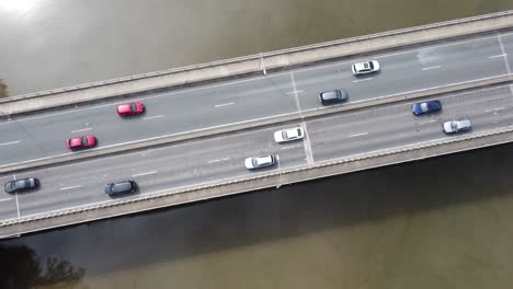 vista aérea del tráfico que cruza un río en un puente