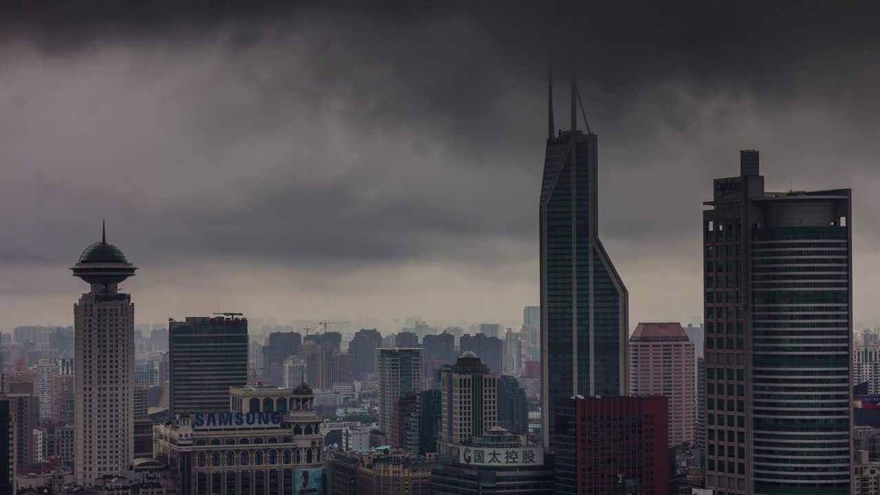 día lluvioso corriendo cielo 4k lapso de tiempo de la ciudad de shanghái