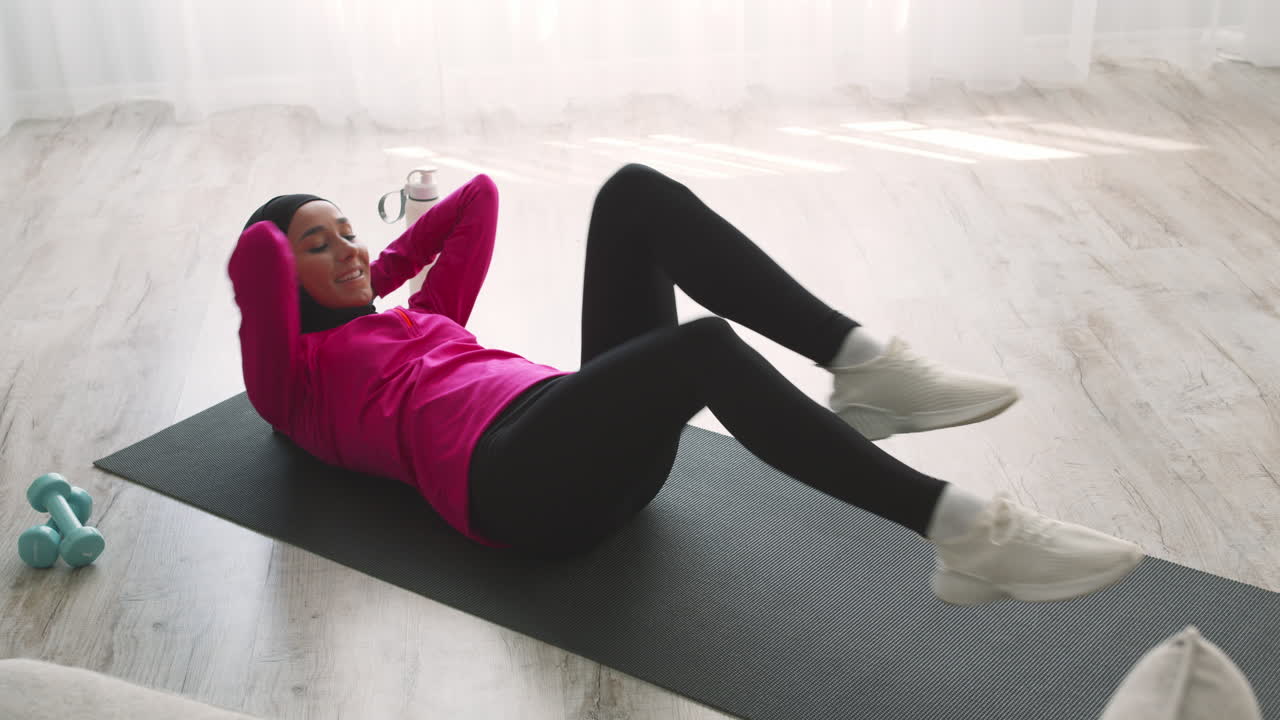mujer haciendo abdominales en casa