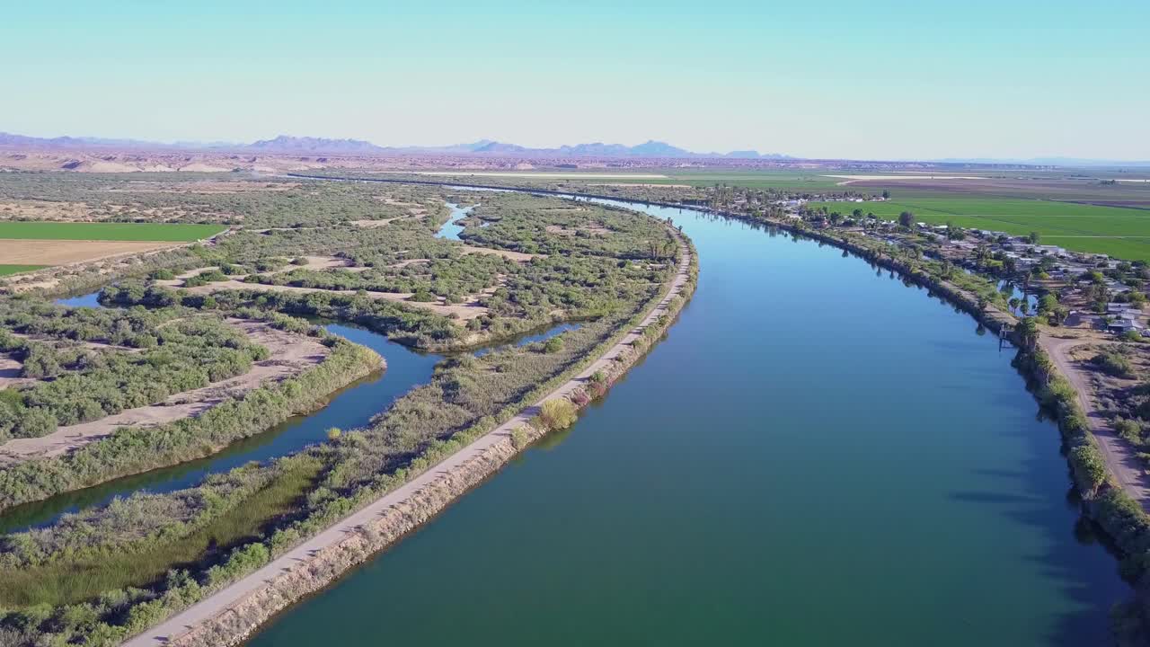 una antena alta sobre el río colorado que fluye a lo largo de la frontera 2 de california arizona