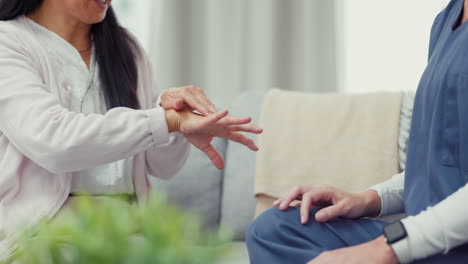 ayuda, lesión en la mano o mujer explicando a la enfermera