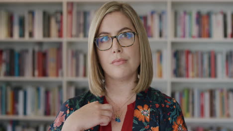 retrato de una hermosa mujer rubia joven con aspecto pensativo mujer profesional inteligente que contempla usar gafas en la biblioteca en cámara lenta