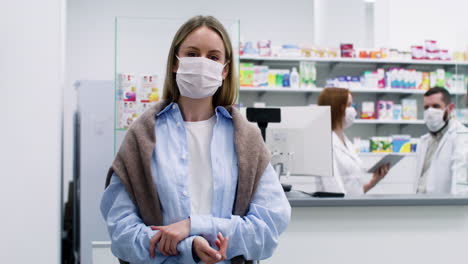 Mujer-Con-Mascarilla-Médica-En-La-Farmacia