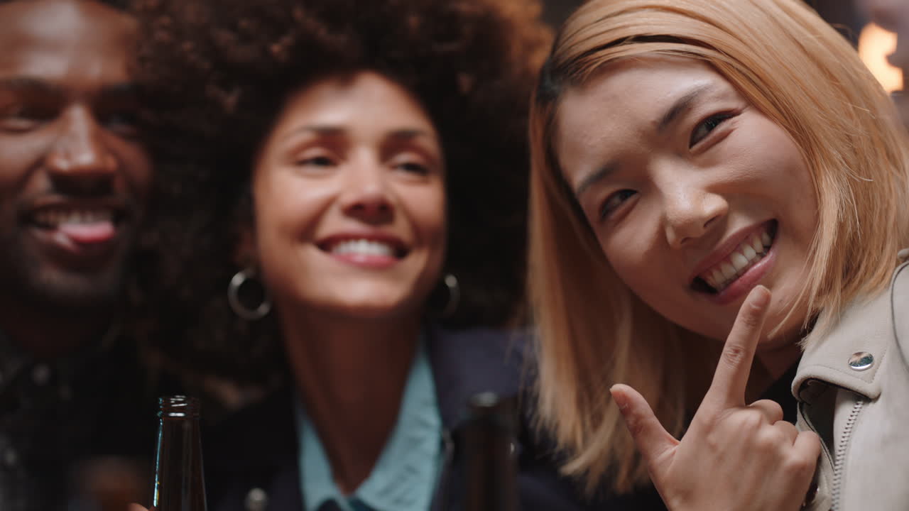 amici felici che posano per le foto usando smartphone che festeggiano condividendo festeggiamenti sui social media che si divertono a fare ricordi insieme
