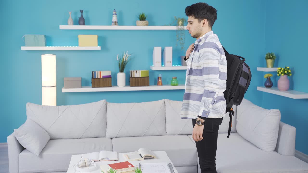 스트레스를 받고 우울한 남학생이 집에서 울고 있습니다.