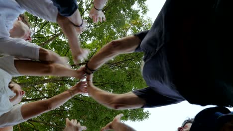 un grupo de generaciones mixtas de personas que se dan un "high five"