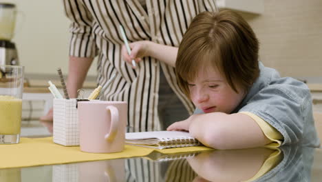 estudiante haciendo la tarea y su madre está tratando de ayudarla