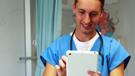 médico que usa una tableta digital