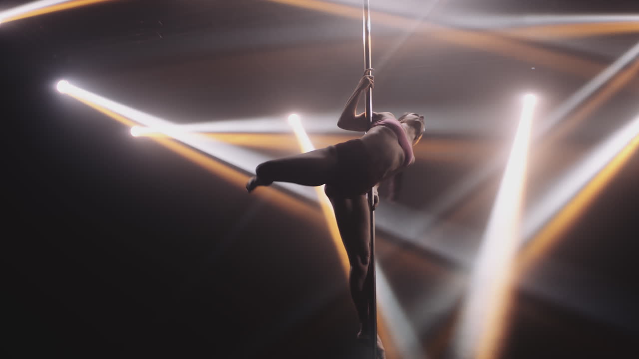 espectáculo de baile en el poste