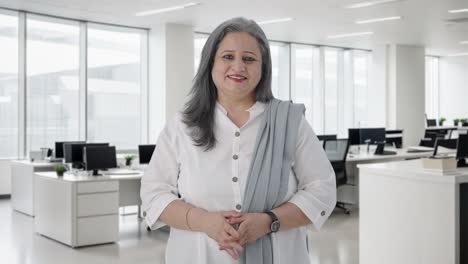 una mujer de negocios india feliz sonriendo.