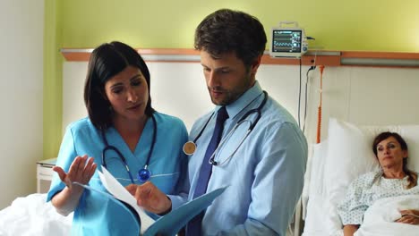 los médicos discutiendo sobre el informe