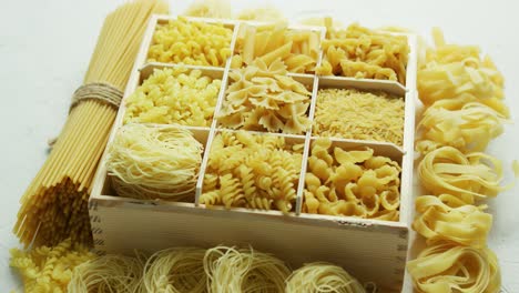 caja con gran surtido de pasta