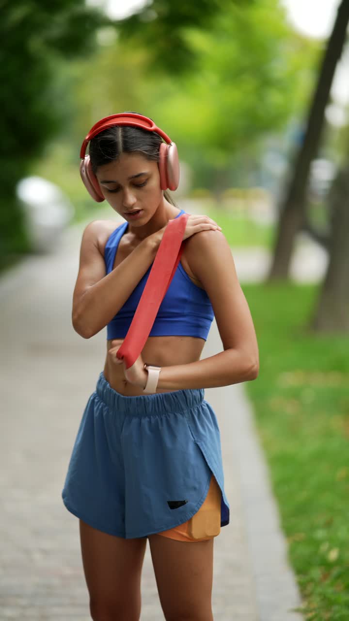 mujer estirándose con banda de resistencia al aire libre