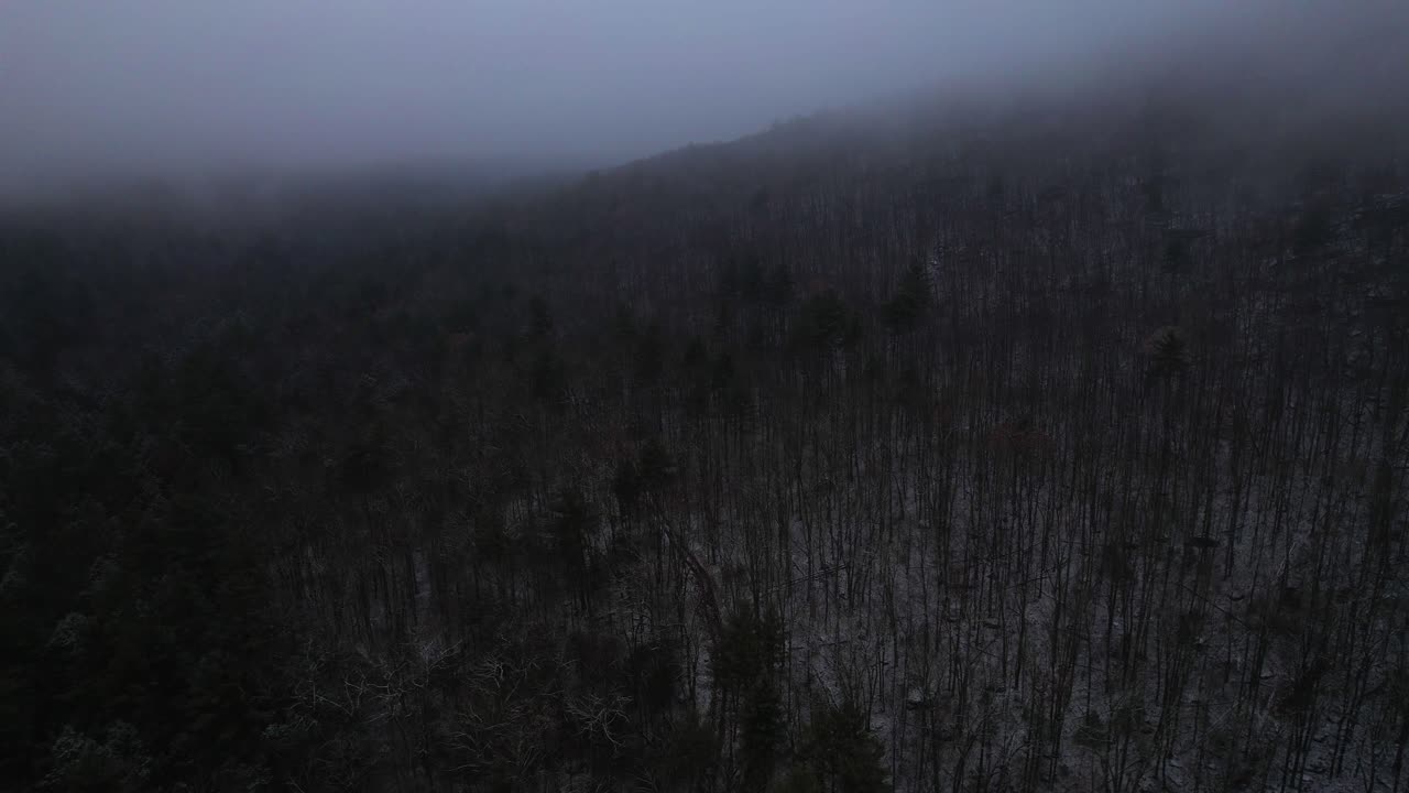 imágenes de video de drones aéreos del anochecer en las montañas apalaches nevadas, nubladas y mágicas durante el invierno, en el sub-rango de las montañas catskill