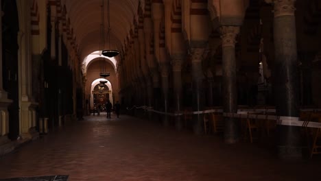 Largo-Y-Oscuro-Callejón-De-Arcos-En-La-Antigua-Mezquita-Ahora-Catedral,-Córdoba,-Córdoba,-España