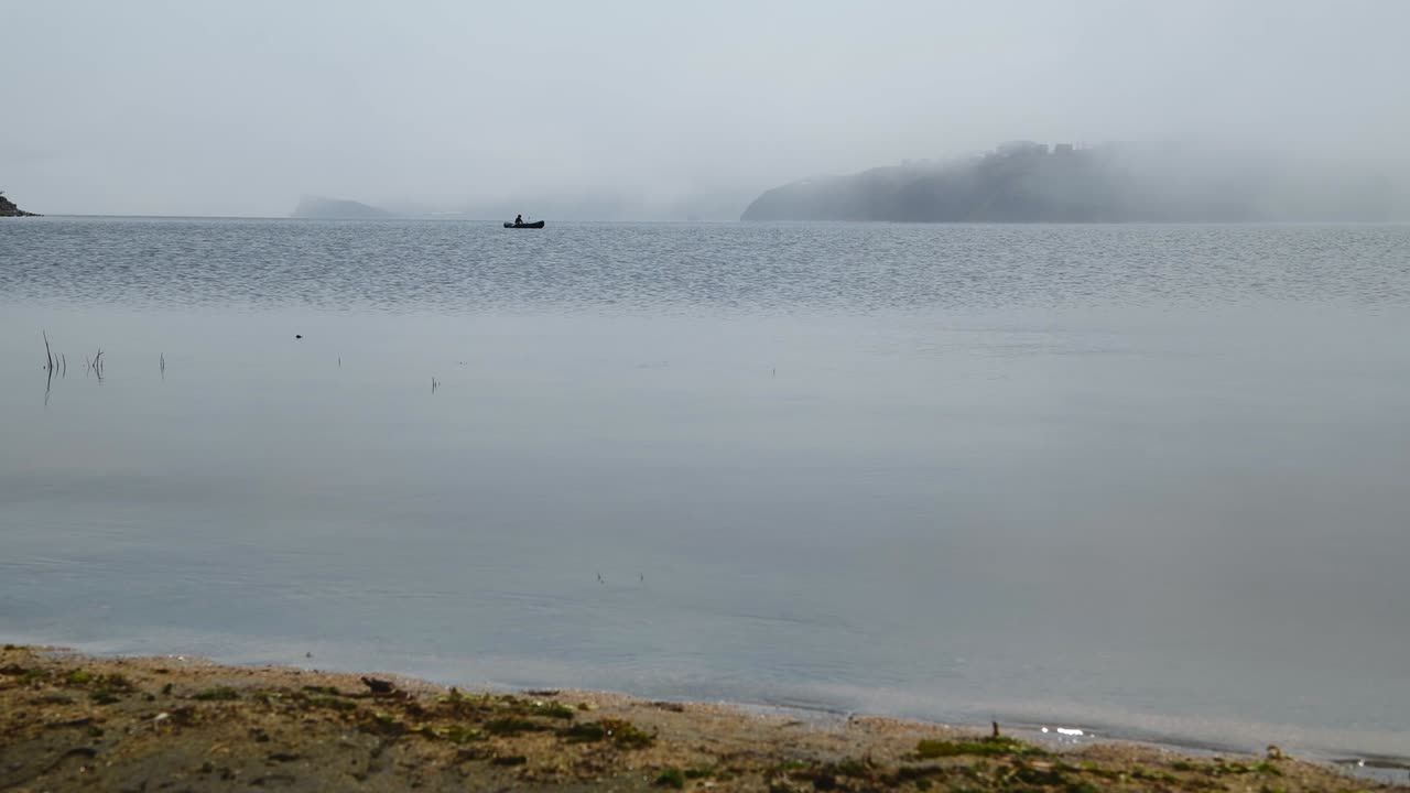 바이칼 호수 에 있는 배 에 있는 어부