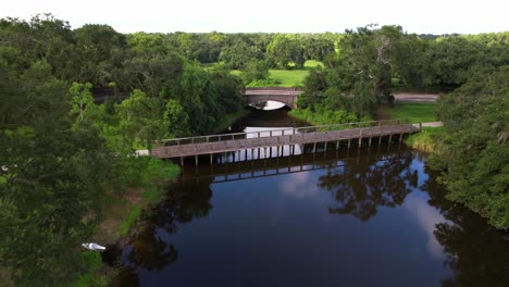 imágenes aéreas de dos puentes en el parque wisner tract en nueva orleans, louisiana.