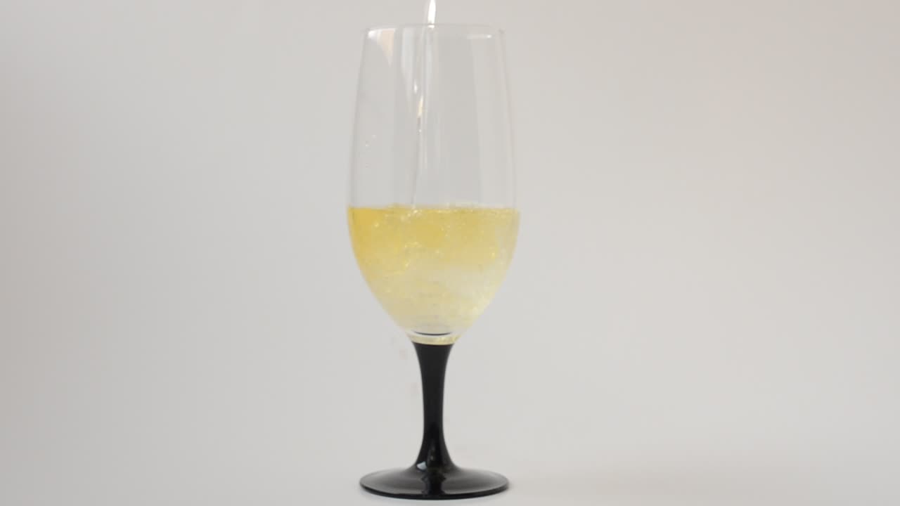 Miscela di liquidi in un bicchiere. Colori e la loro miscela