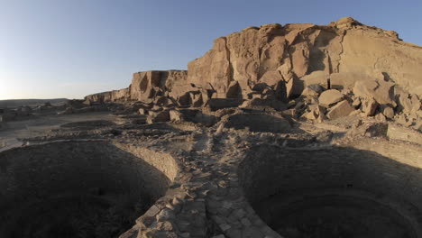 Zeitraffer-Des-Sonnenuntergangs-Auf-Der-Großen-Kiva-In-Pueblo-Bonito-Im-Chaco-Culture-National-Historic-Park-New-Mexico