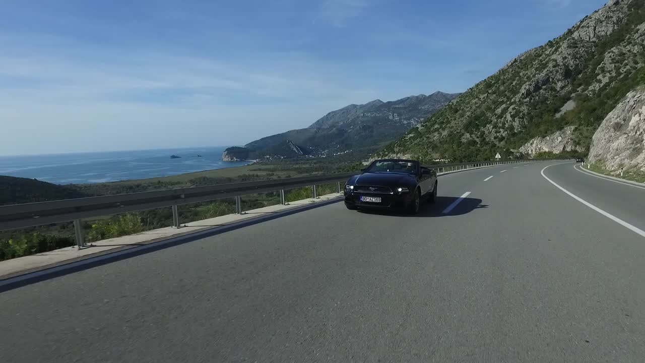viaje por la costa en un ford mustang descapotable