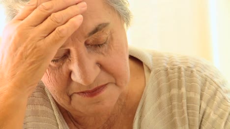 mujer madura preocupada